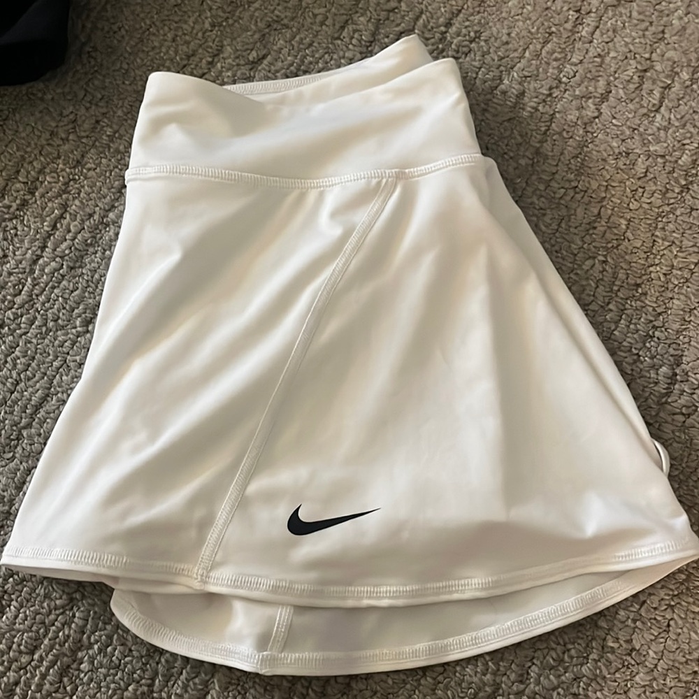 Nike dry fit tennis skirt in size large great condition